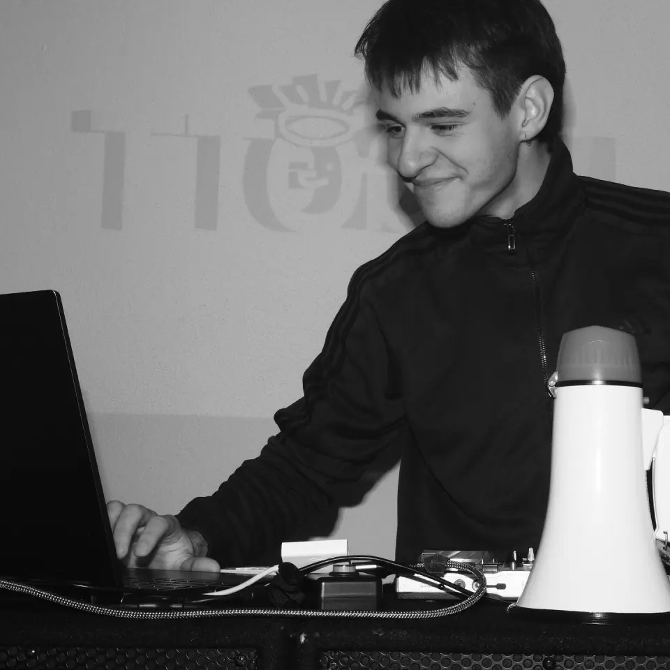 Ein Mitspieler am Laptop, neben ihm ein Megafon