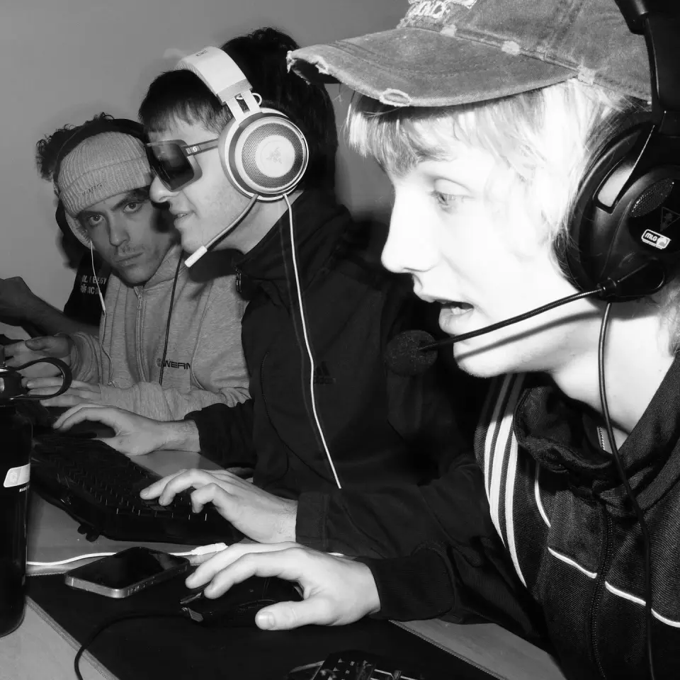 Drei Spieler mit Headsets nebeneinander mitten im Match